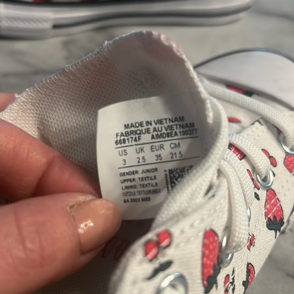 strawberry converse all star sneakers new jr size 3 ( women's 5) - Picture 5 of 5